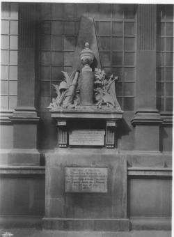 The Montgomery Memorial, and the General's final resting place, faces east, overlooking Broadway, at St. Paul's Chapel.