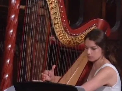 Harpist plays Lamentatio 2